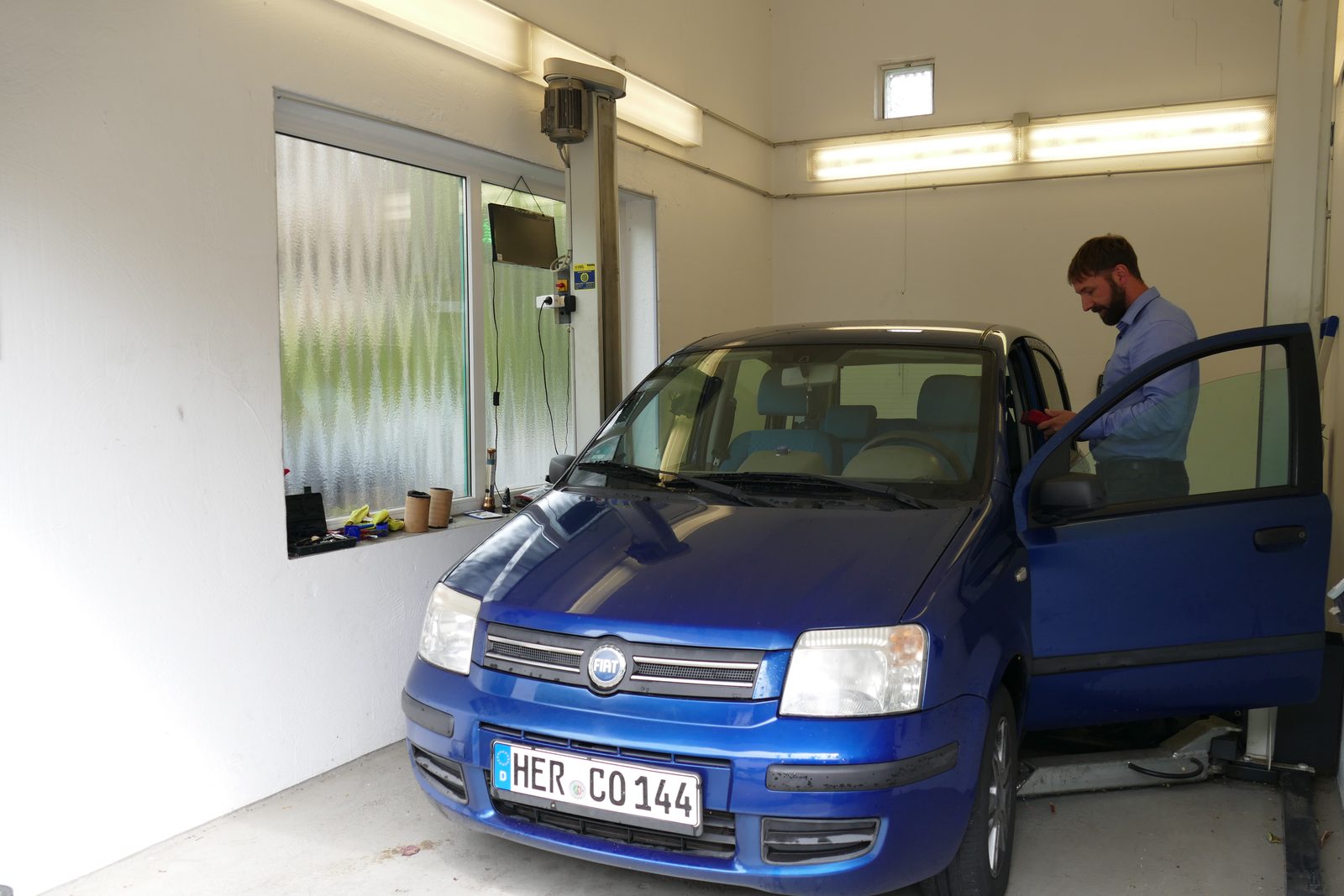 Schadenaufnahme am Fahrzeug in der Besichtigungshalle