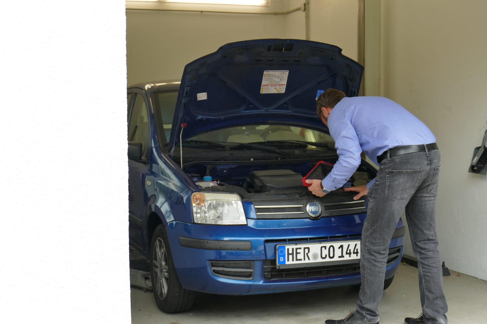 Prüfung im Motorraum mit dem Diagnosegerät