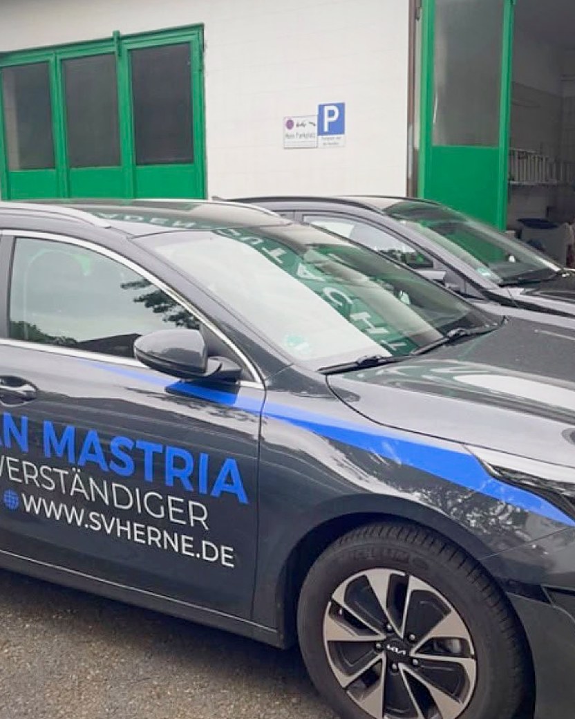 Beschrifteter Firmenwagen des Kfz-Sachverständigenbüros Christian Mastria vor der Werkstatt in Herne