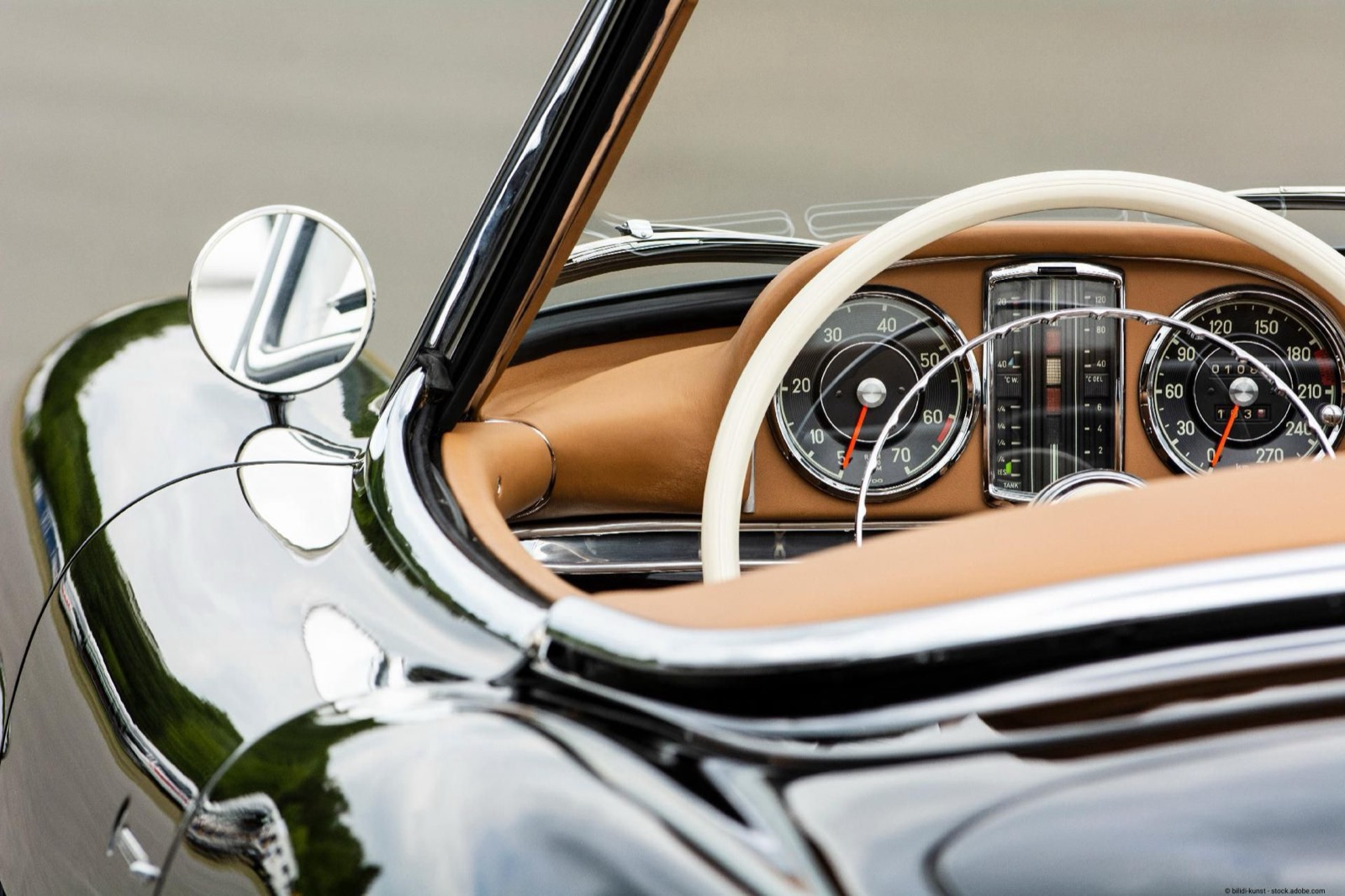 Cockpit eines Oldtimers mit klassischen Rundinstrumenten