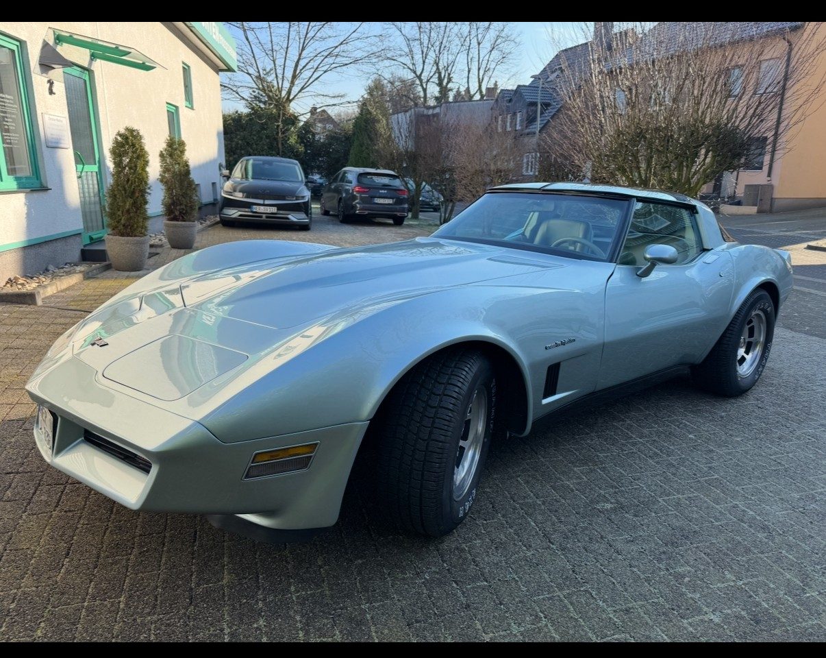 Silberne Chevrolet Corvette C3 vor dem Sachverständigenbüro