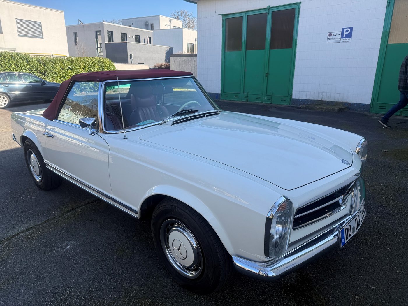 Weiße Mercedes-Benz SL Pagode mit rotem Verdeck